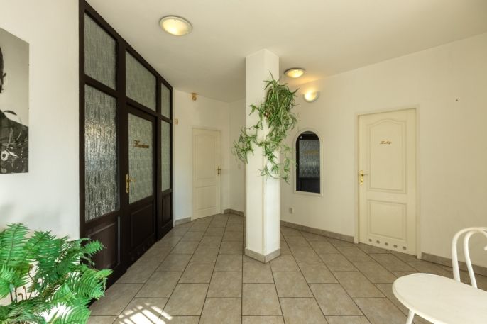 Prodej, Obchod a služby, Postoloprty