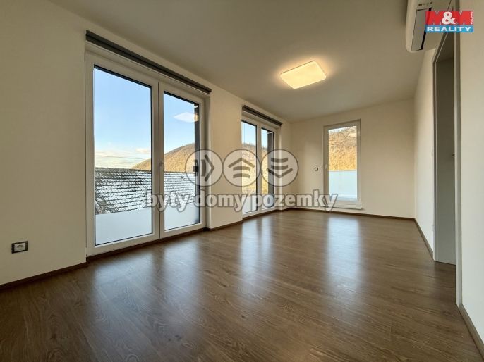 Pronájem, Byt 4+kk, Měchenice