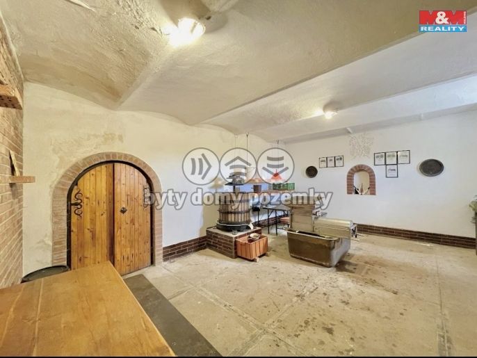 Prodej, Vinný sklep, Perná