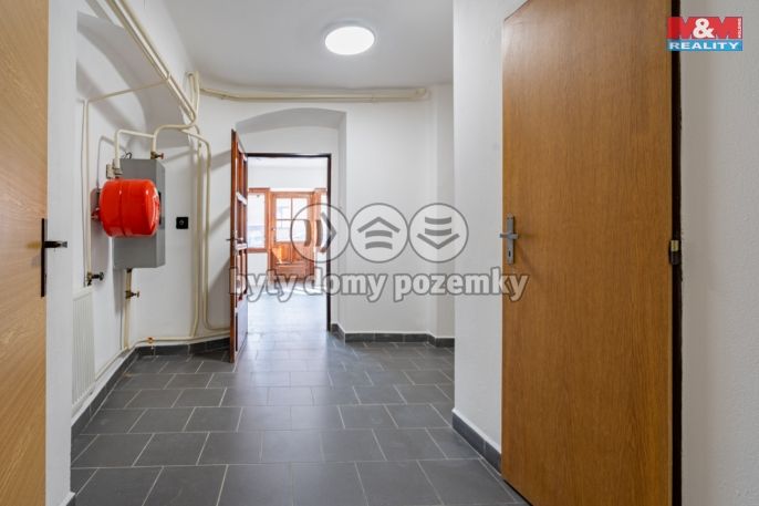 Pronájem, Obchod a služby, Počátky