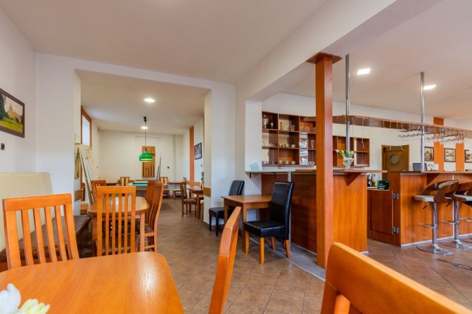 Prodej, Obchod a služby, Kravaře