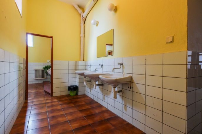 Prodej, Obchod a služby, Kravaře