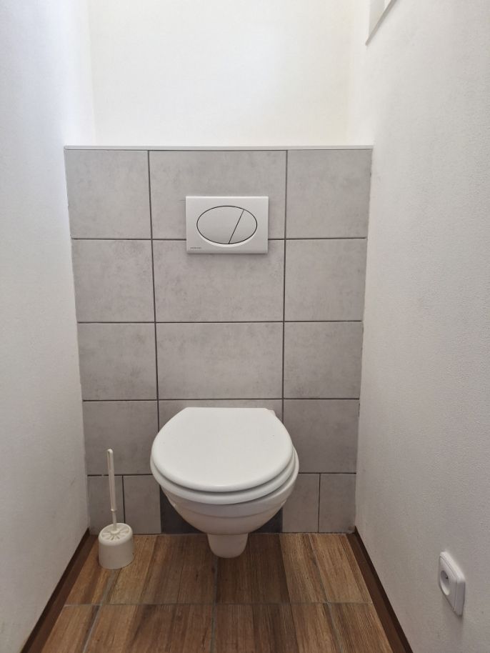 Pronájem, Obchod a služby, Rostoklaty