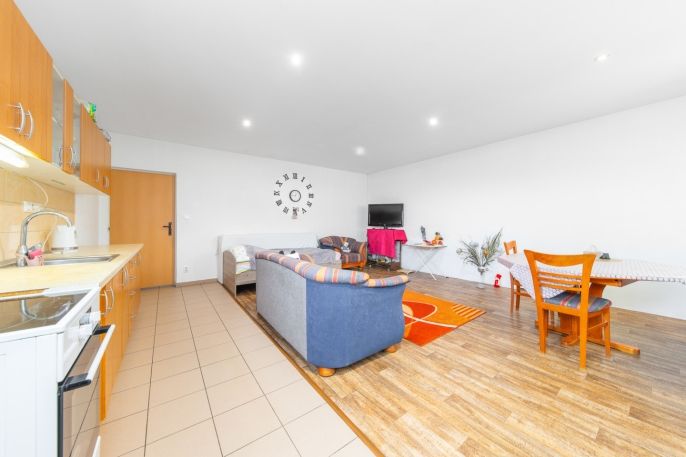 Prodej, Obchod a služby, Čebín