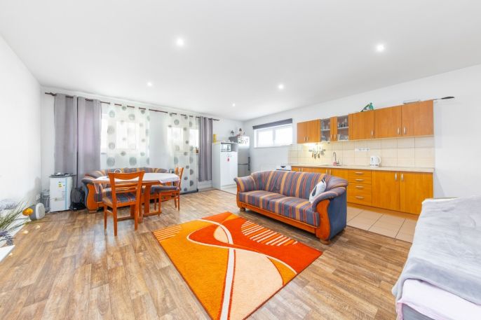 Prodej, Obchod a služby, Čebín