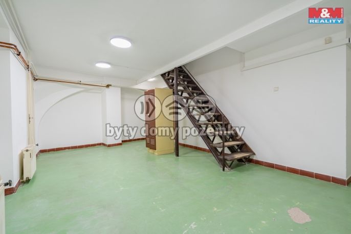 Pronájem, Obchod a služby, Počátky