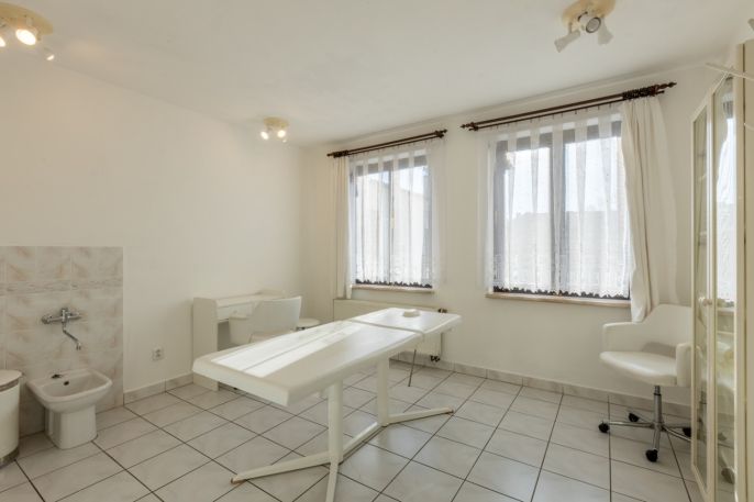 Prodej, Obchod a služby, Postoloprty