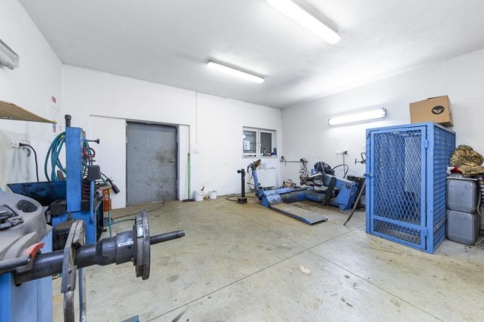 Prodej, Obchod a služby, Čebín