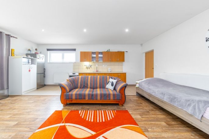 Prodej, Obchod a služby, Čebín