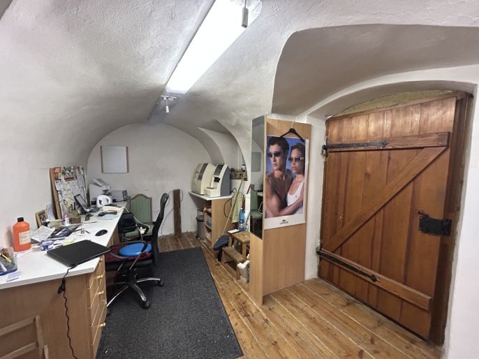 Pronájem, Obchod a služby, Úštěk