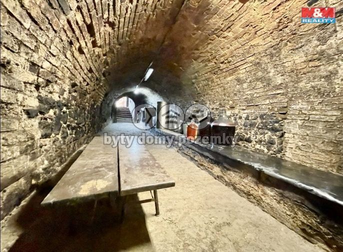 Prodej, Vinný sklep, Perná