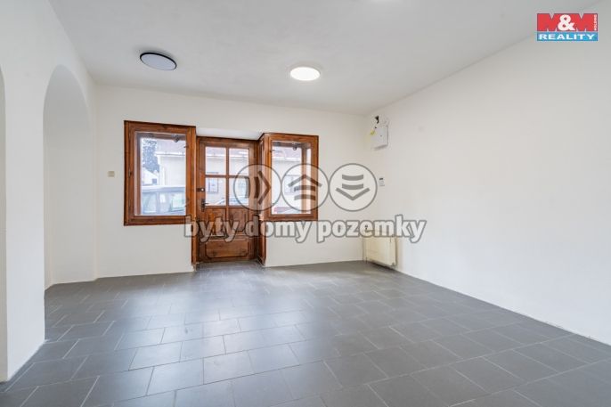 Pronájem, Obchod a služby, Počátky