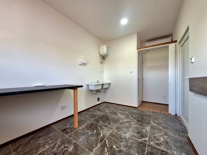 Pronájem, Obchod a služby, Rostoklaty