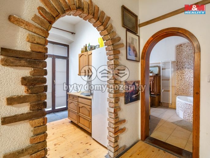 Prodej, Obchodní objekt, Povrly