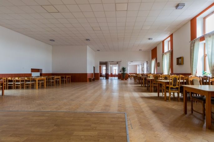 Prodej, Obchod a služby, Kravaře