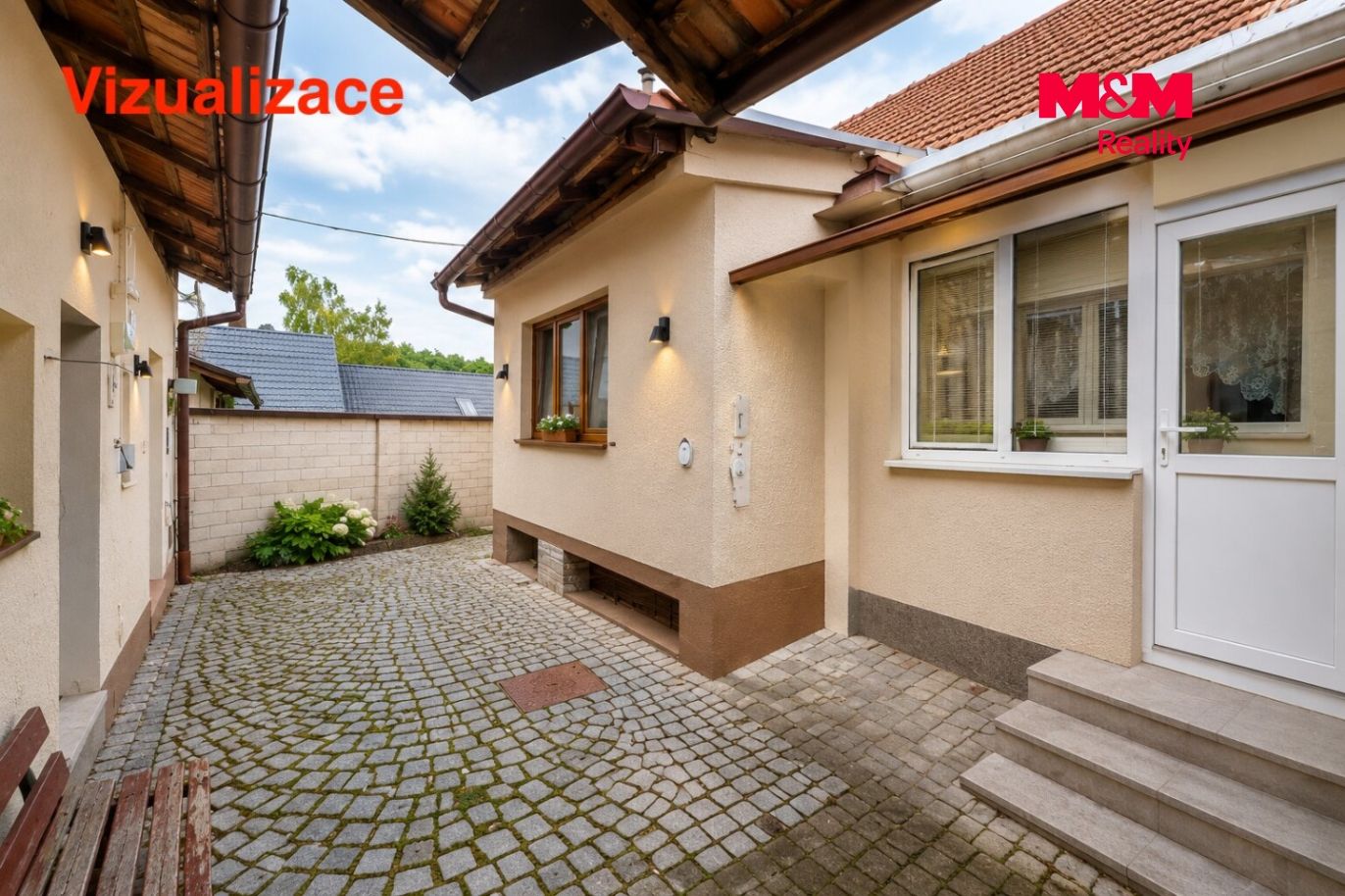 Renovovaný dvůr s původní dlažbou.jpg