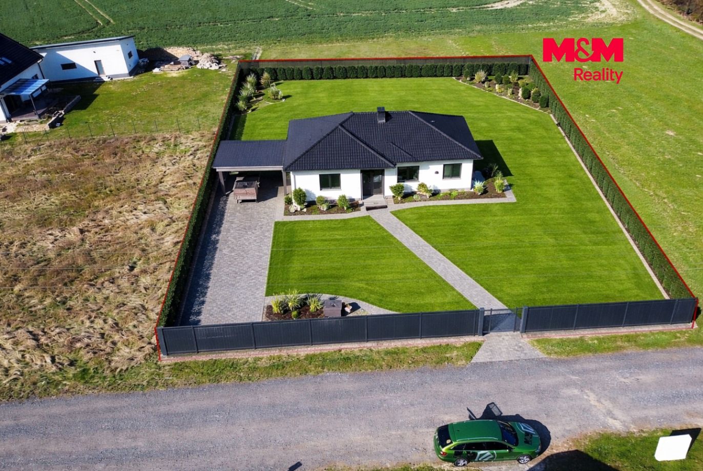 Nový moderní dům s úpravami zahrady.png