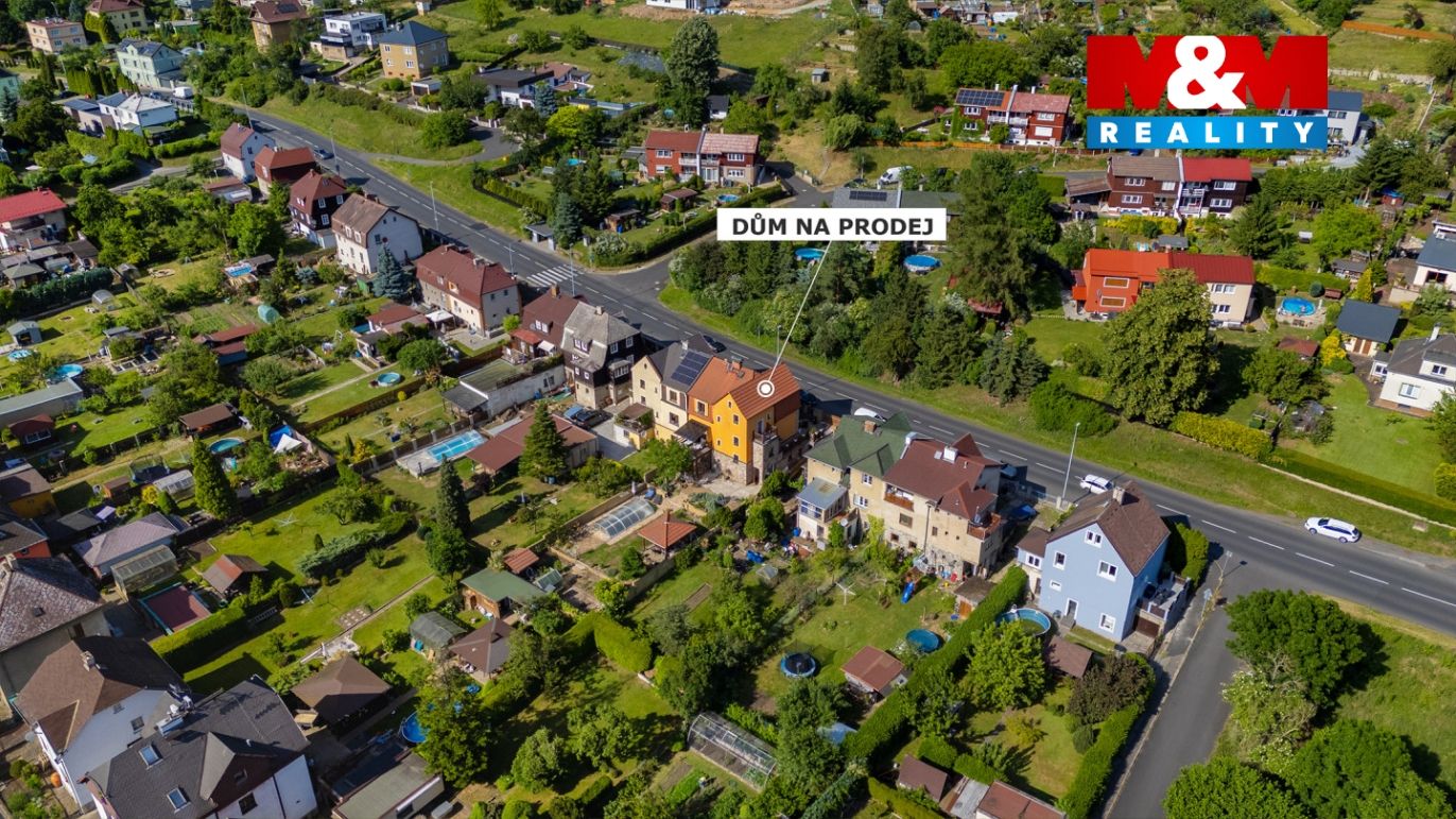 Pohled na dům a okolí