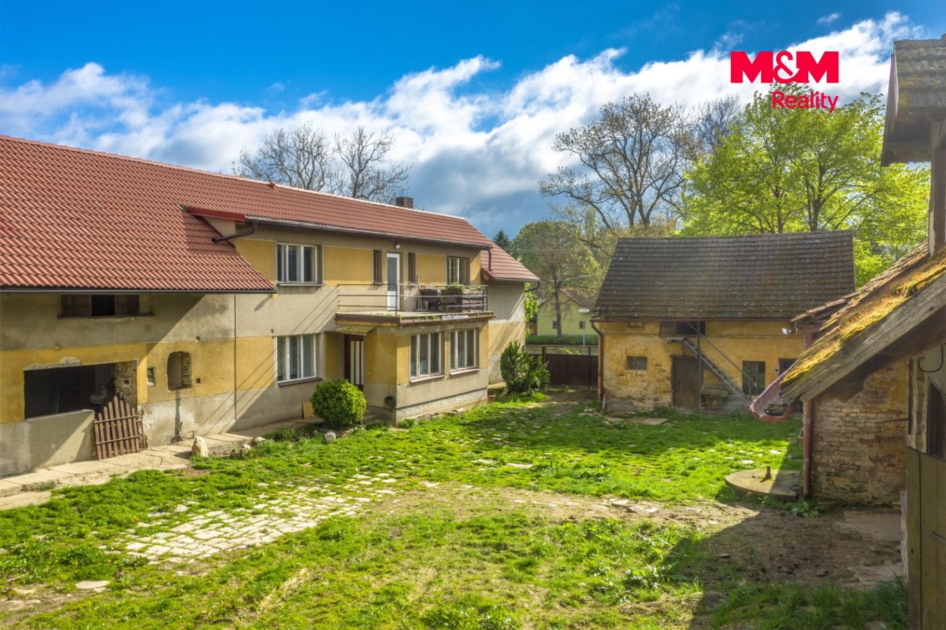 Dvůr
