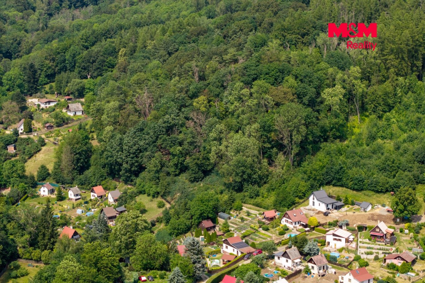 Pohled na pozemek a okolí