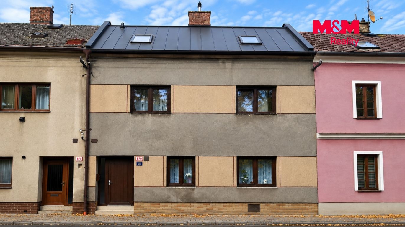 09_Exterier_fasada_z_ulice.png
