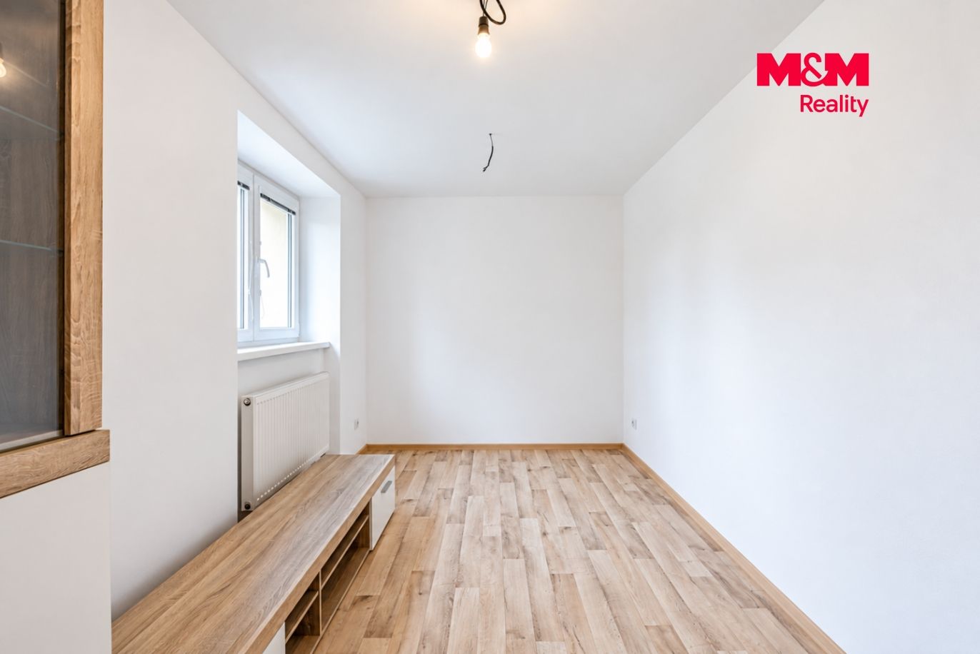 Minimalistický interiér s dřevěnou podlahou.png