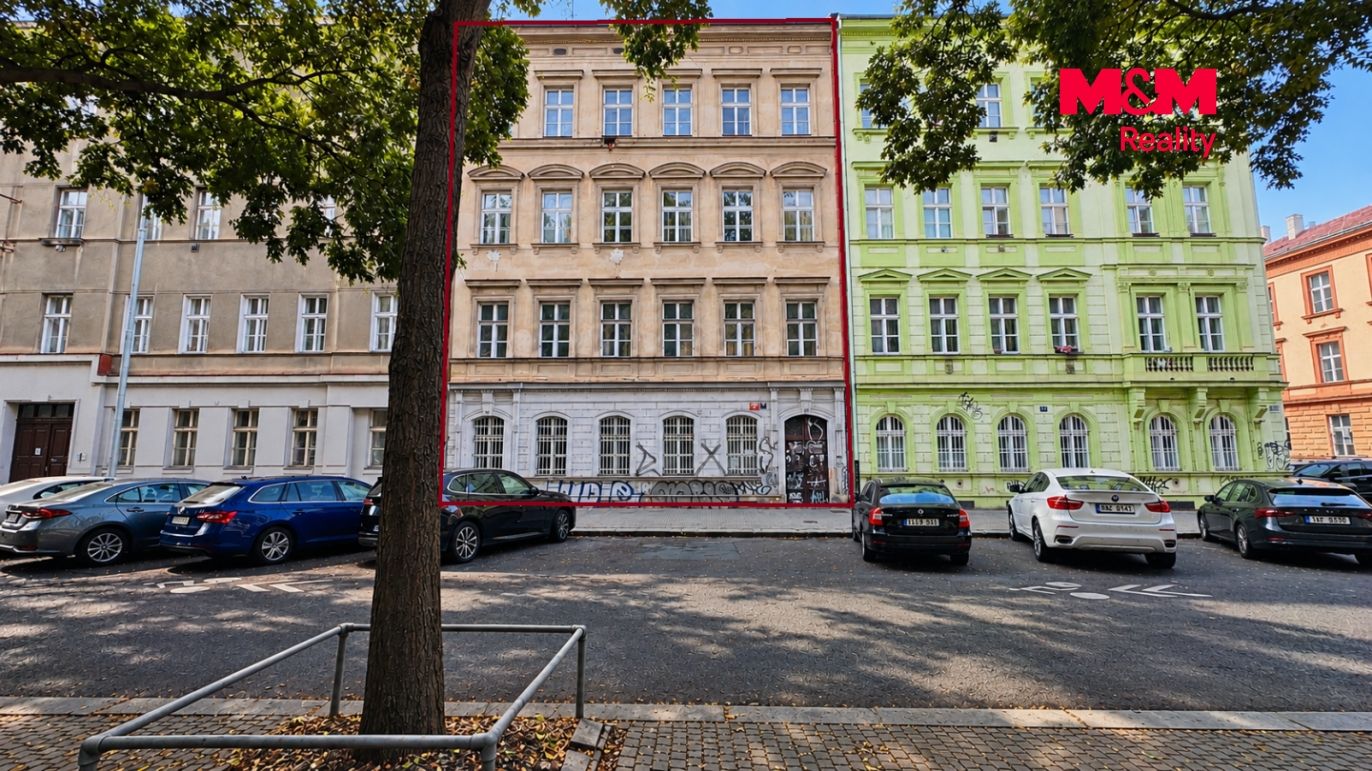 Bytový dům z ulice.jpg