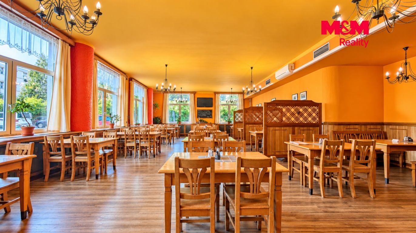 Světlá útulná restaurace bez hostů.png