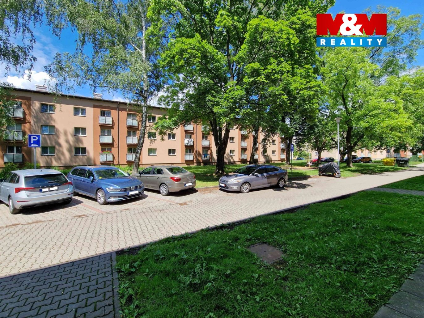 Parkování před vchodem