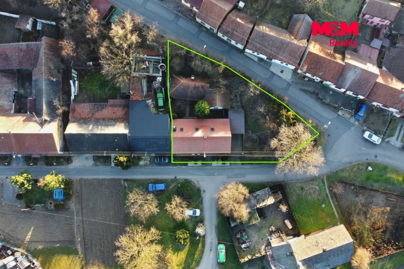 dům a okolí