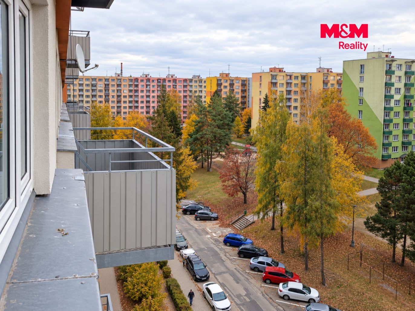 Podzimní panorama městského sídliště.png