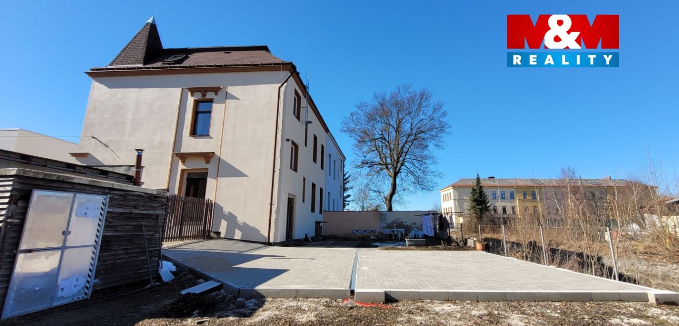 zahrada a parkovací místo