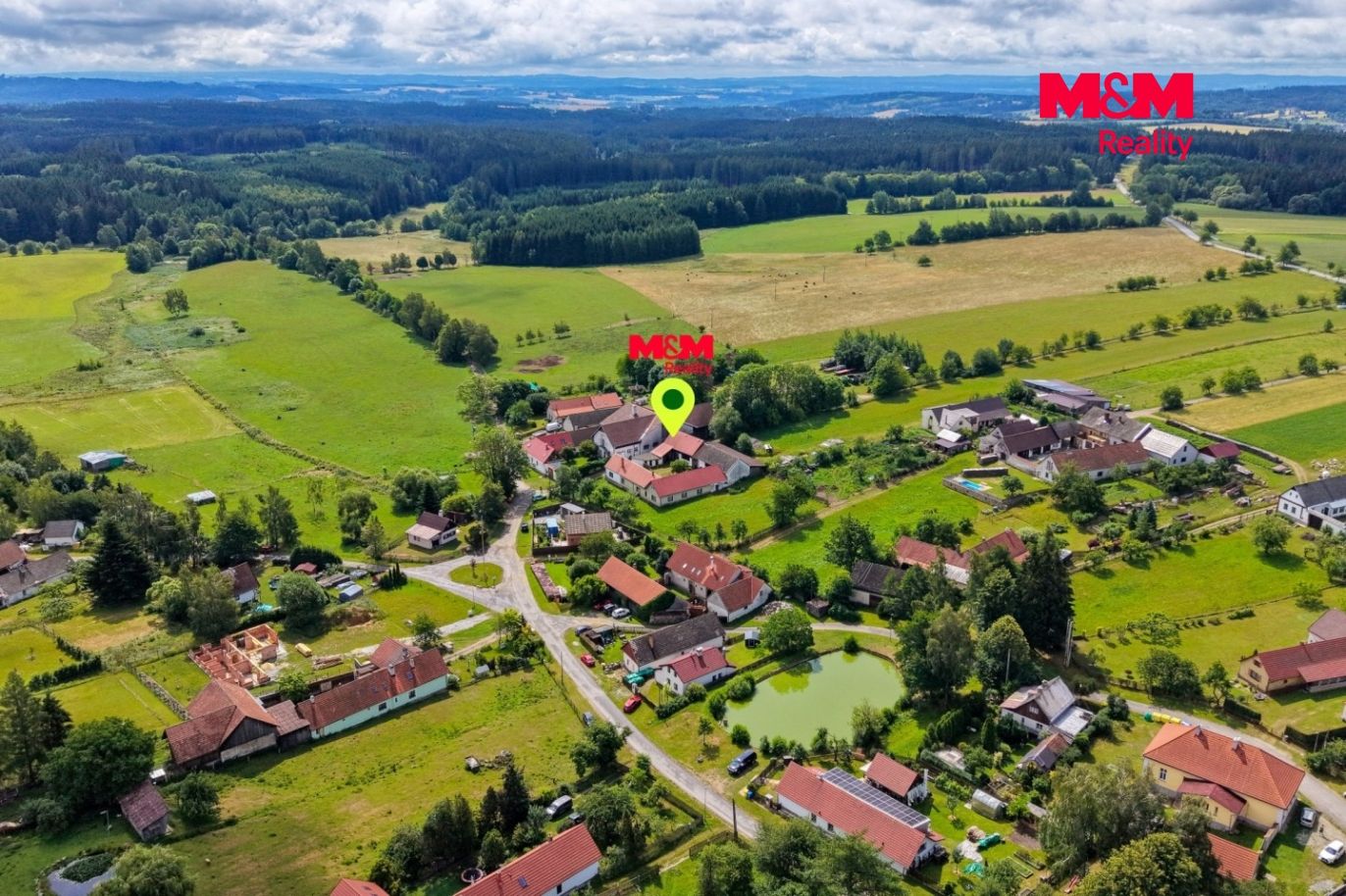 Dům a okolí