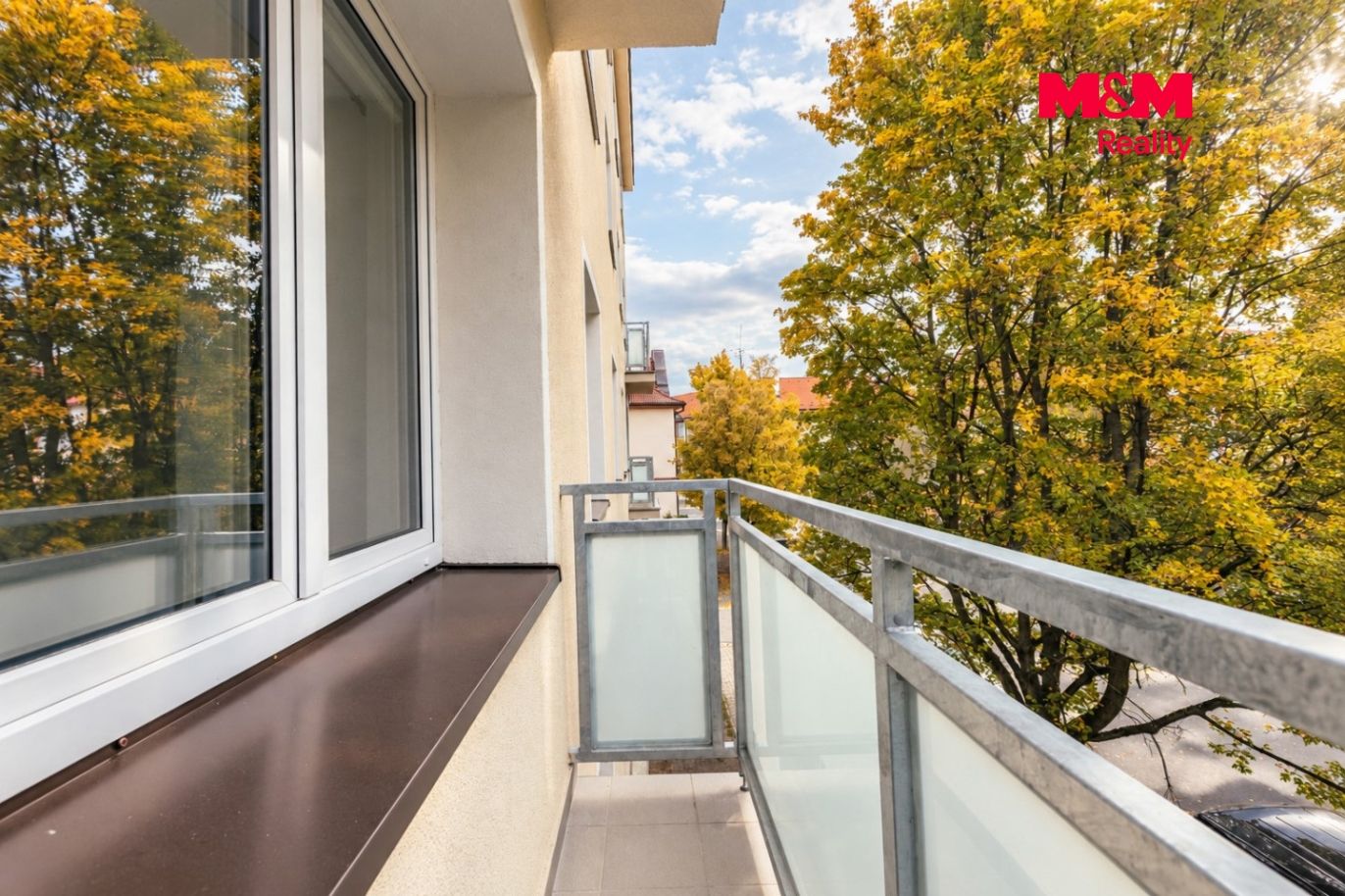 Podzimní balkon s výhledem na stromy.jpg
