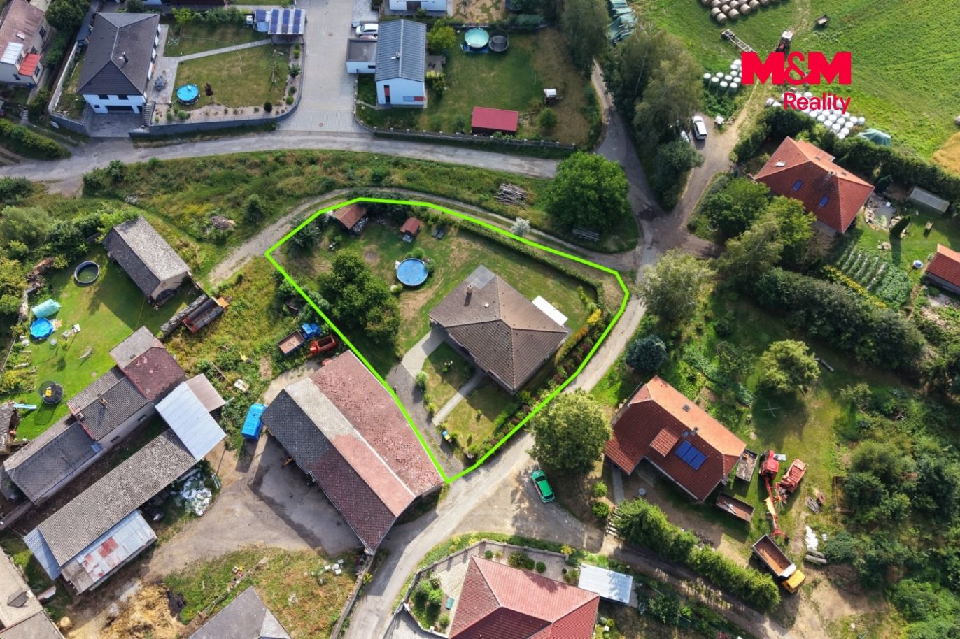 Dům a okolí