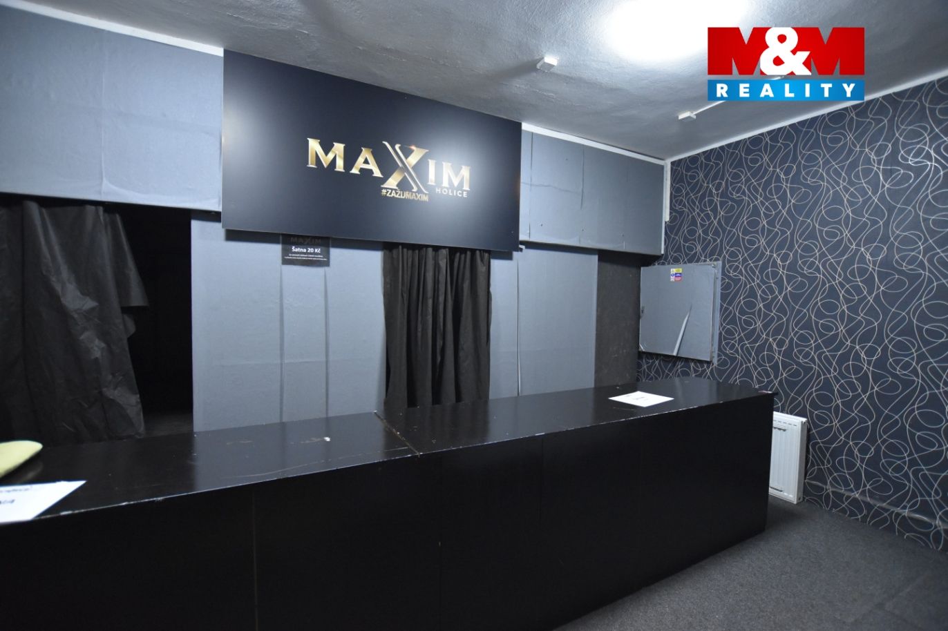 MaXim- šatna při vstupu