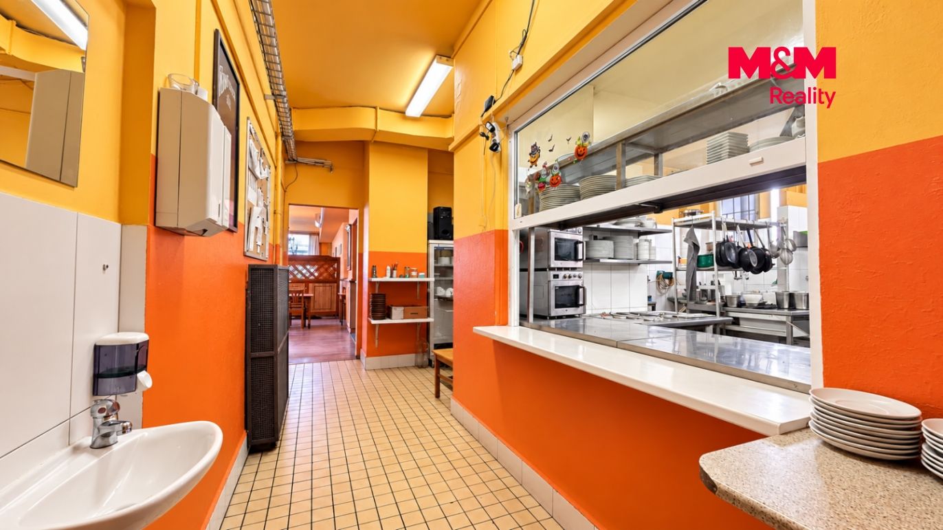 Oranžová chodba restaurace s kuchyňským výdejem.png