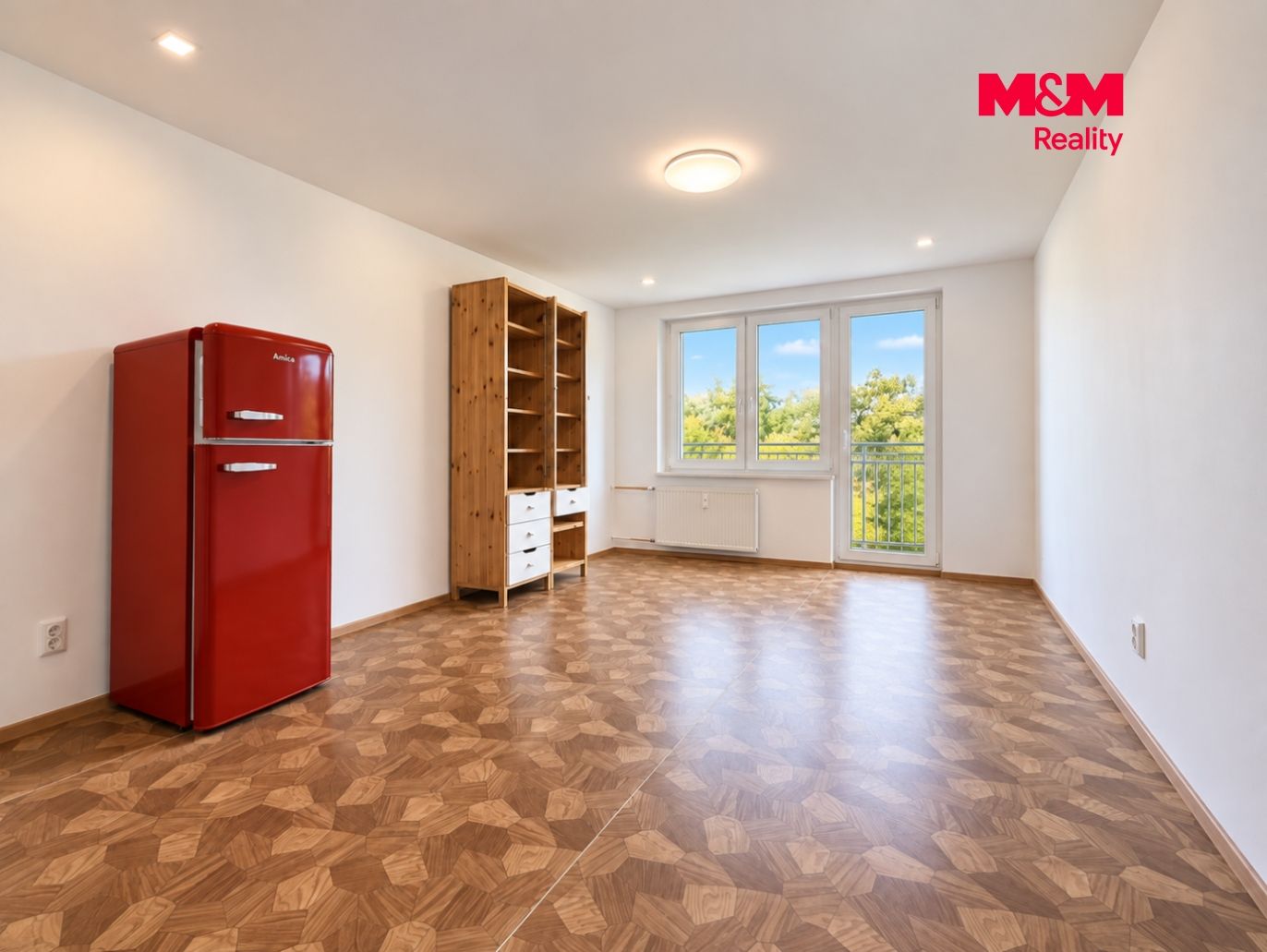 Minimalist pokoj s červenou lednicí a výhledem na balkon.png