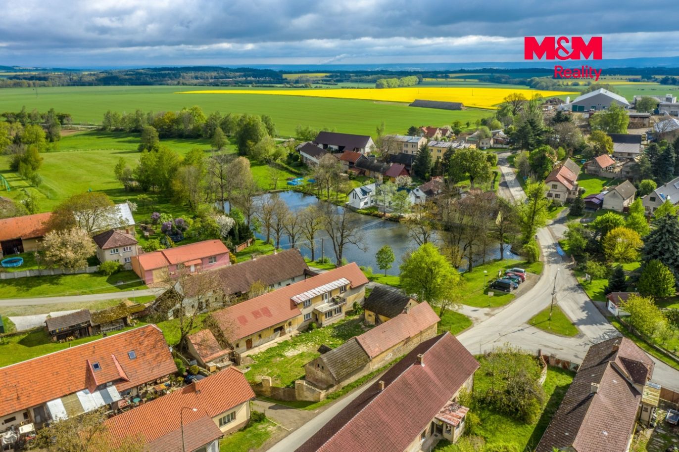 Pohled na dům a okolí