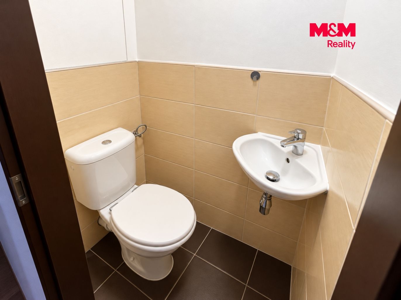 Moderní minimalistické WC s rohovým umyvadlem.png