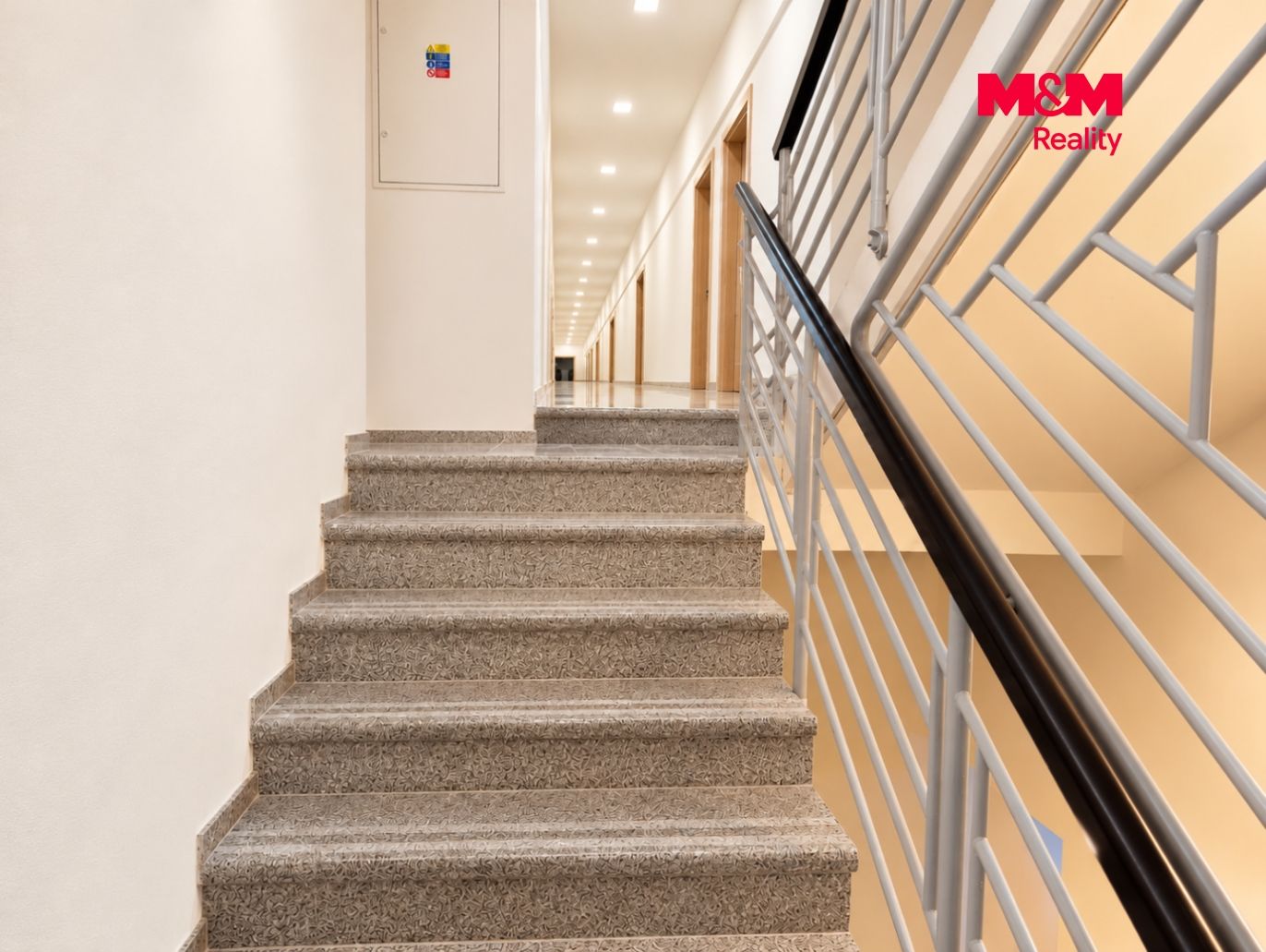 Moderní schodiště do prosvětlené chodby.png