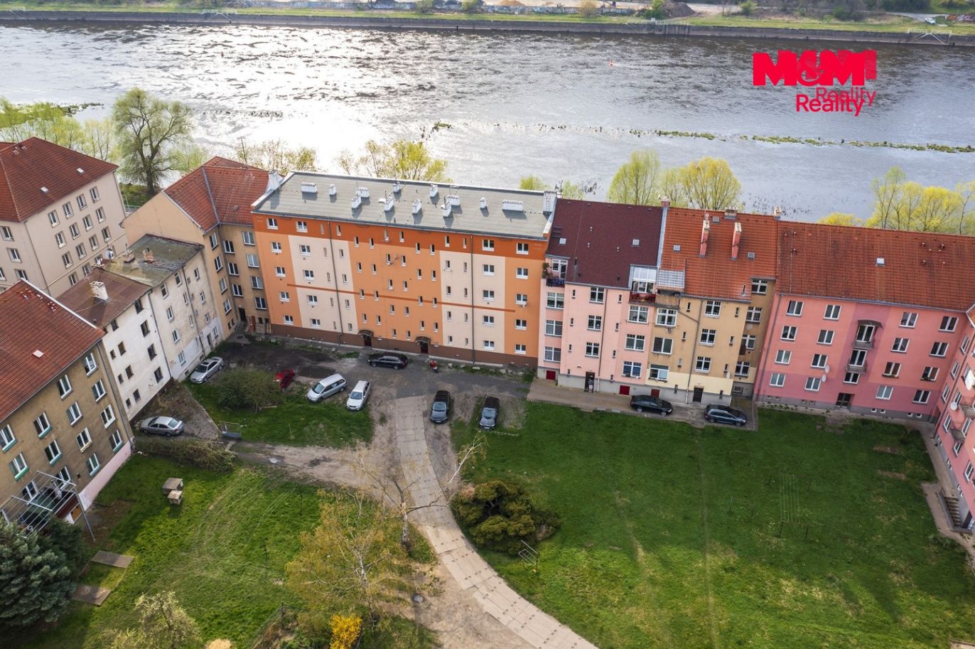 Pohled na dům a okolí