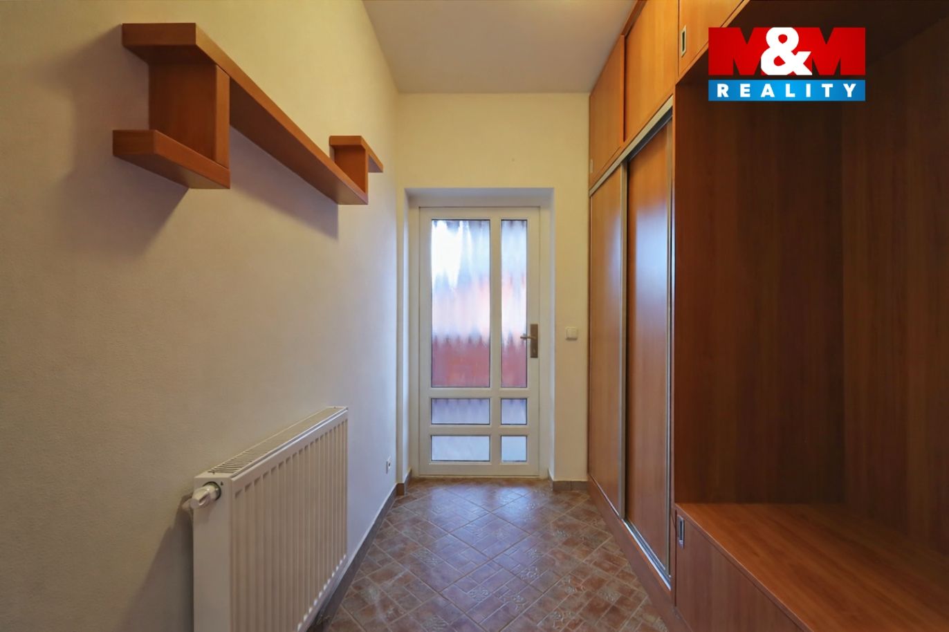 šatna s vestavěnými skříněmi