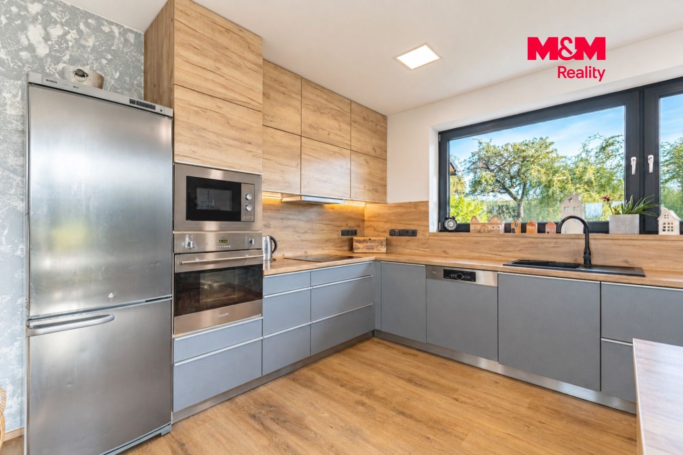 Moderní skandinávská kuchyně s výhledem ven.jpg