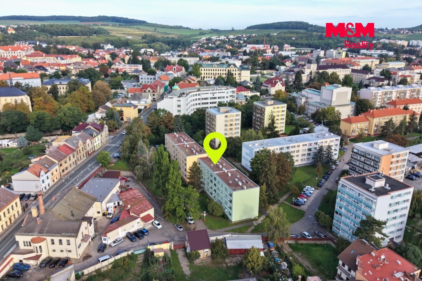 dům a oklí z dronu