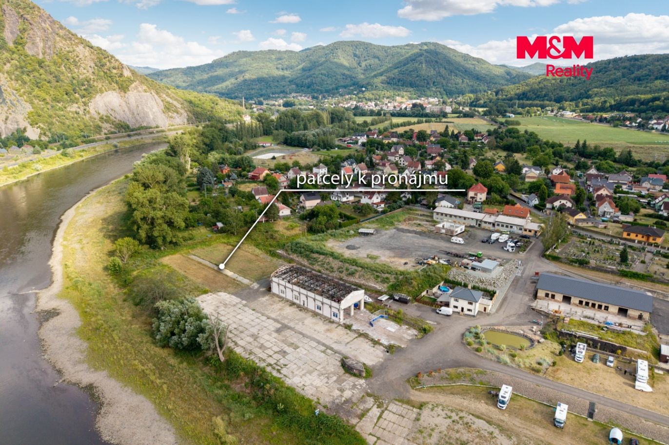 Pohled na pozemek a okolí