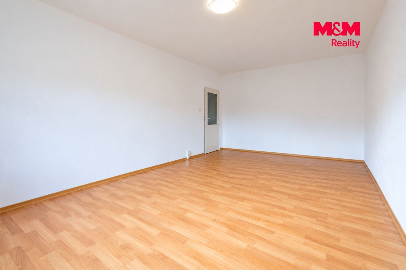 Světlý minimalistický pokoj s dřevěnou podlahou.png