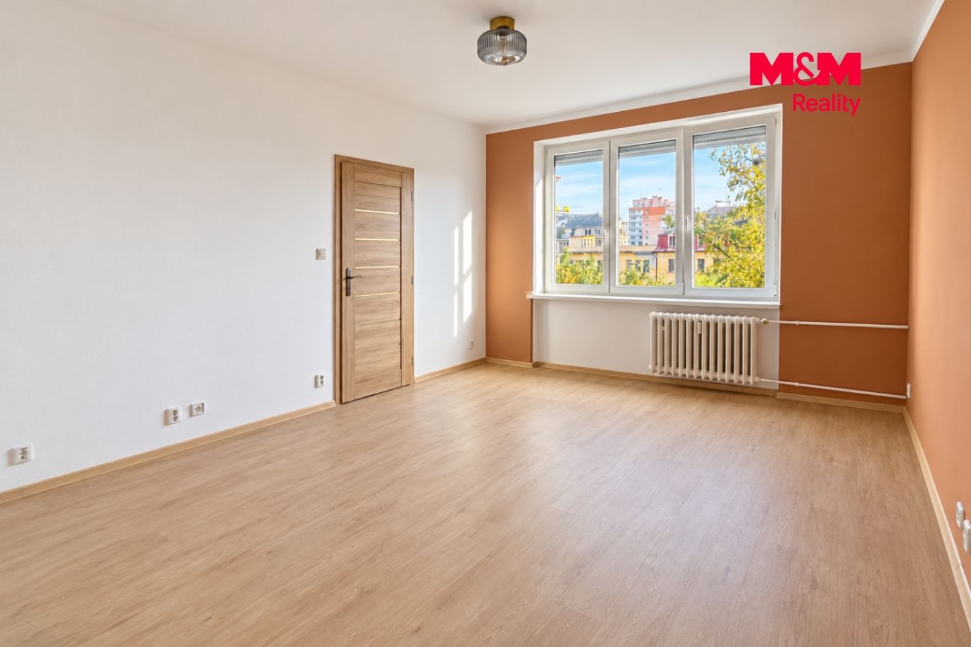Moderní prázdný pokoj s výhledem na město.png