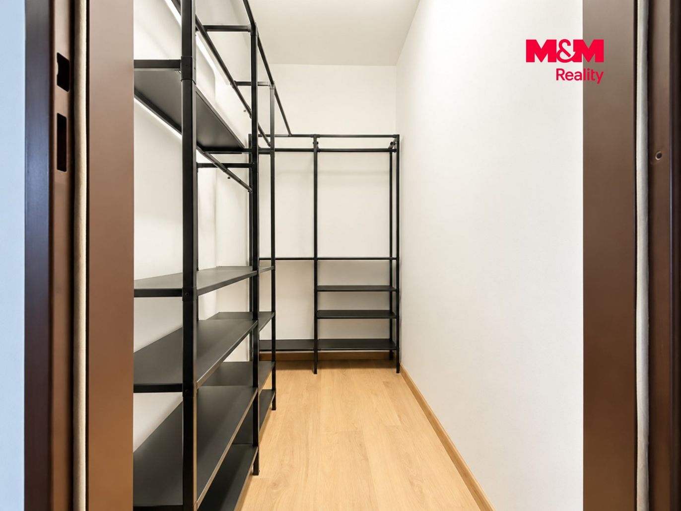 Minimalist černá šatna s policemi.jpg