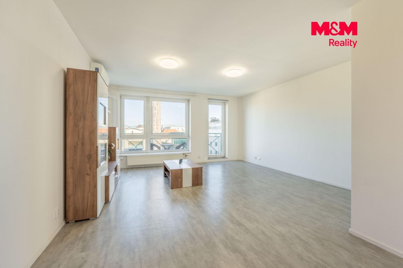 Obývací pokoj se vstupem na balkón